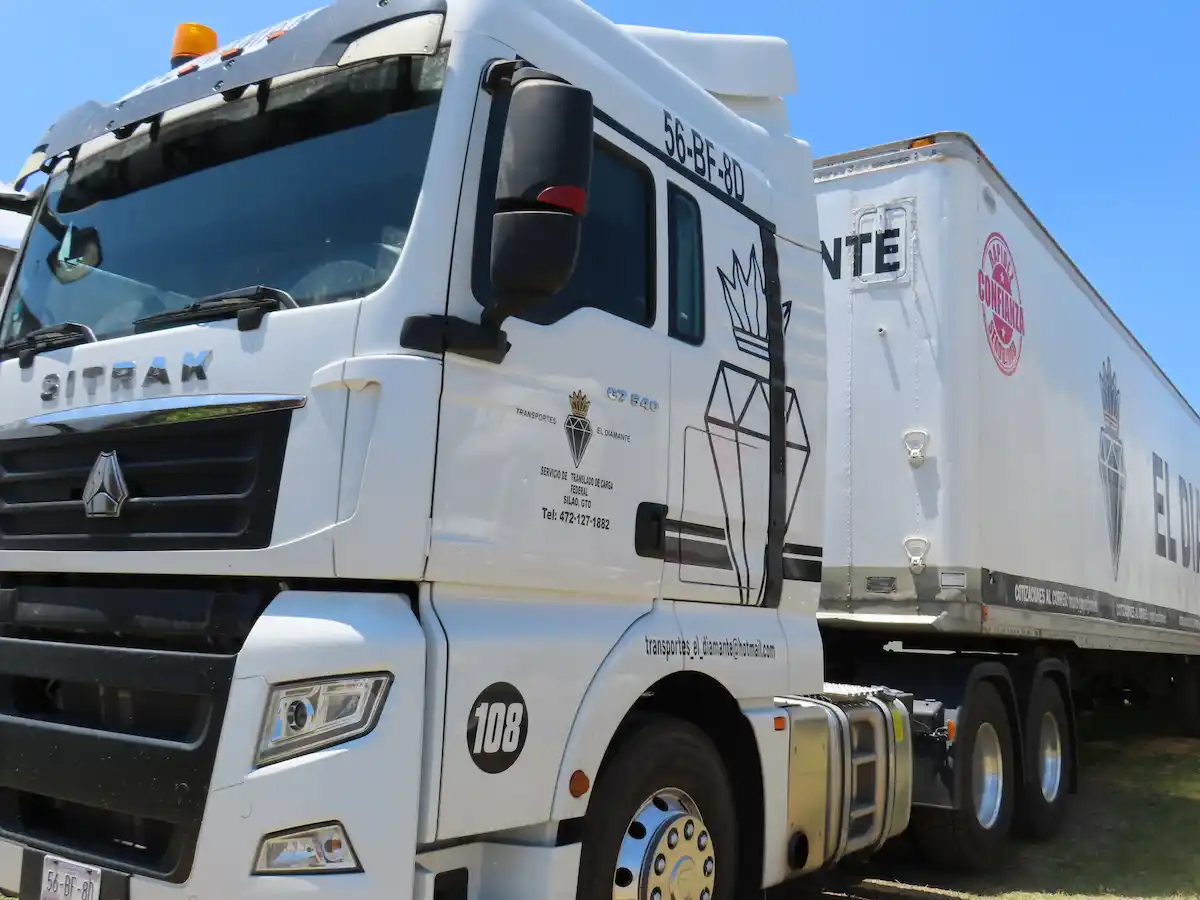 2 trailers de Transportes El Diamante — Milk Run